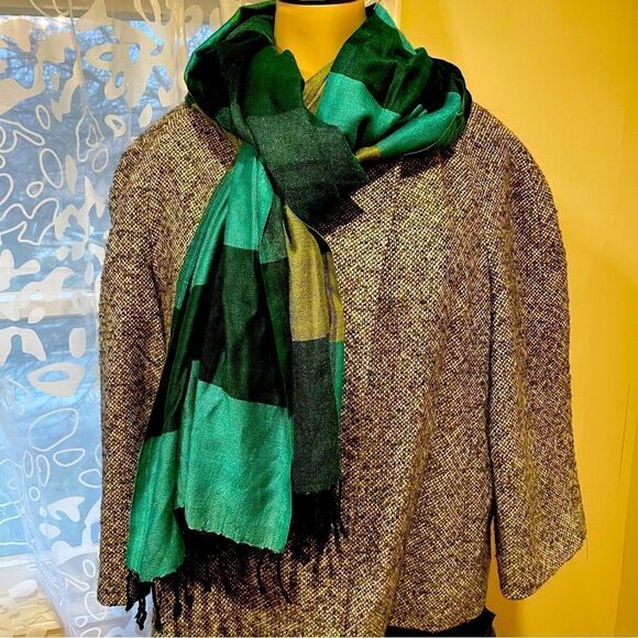 Scarf wrap in greens - Picture 1 of 7